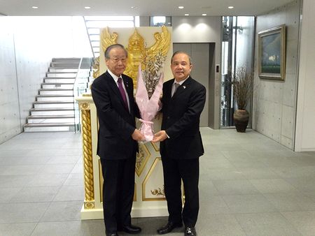 駐日タイ王国大使へ「啓翁桜」を贈呈しました！